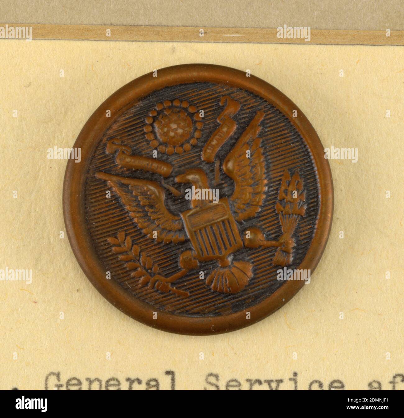 Button, cuivre et laiton, on Cooper Union Exhibition Card 5, USA, ca. 1917, costume et accessoires, Arts décoratifs, bouton Banque D'Images
