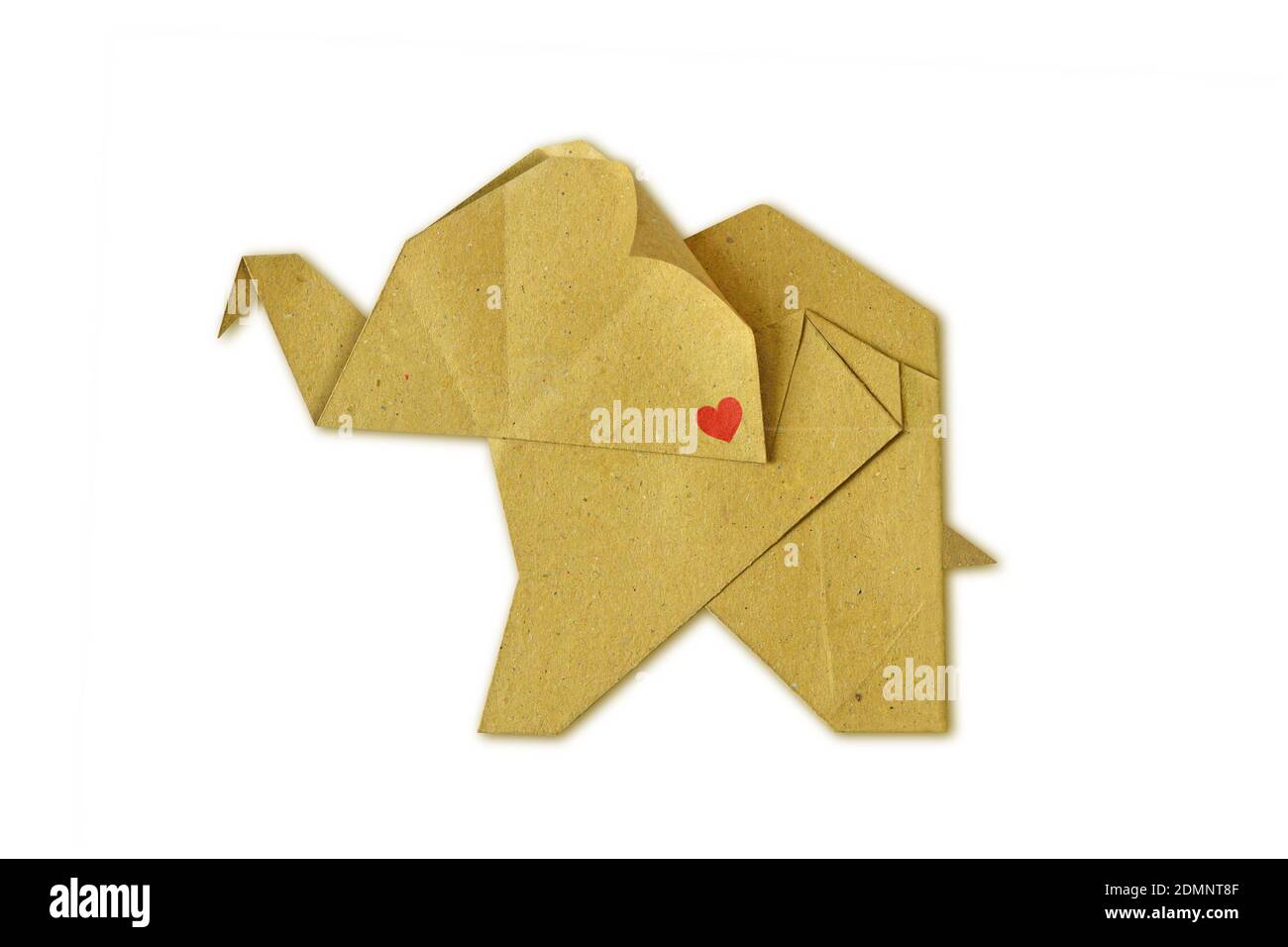 Éléphant d'origami avec coeur en papier recyclé - économisez le concept des éléphants Banque D'Images