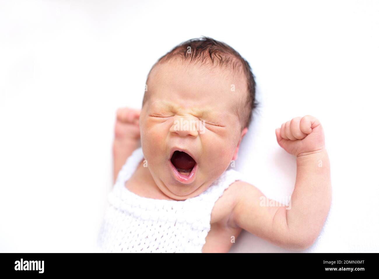 Nawns nouveau-nés, fond blanc, espace de copie. Sippers de sommeil, visage drôle d'un enfant, émotions. Routine quotidienne, temps de sommeil Banque D'Images