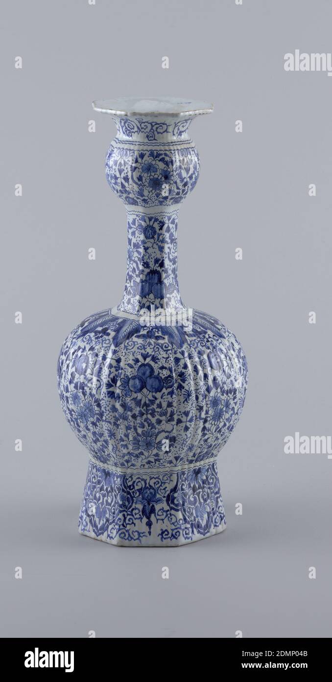 Vase, faïence émaillée, grande, épédée, vase à huit côtés, base droite, gonfles à corps bulbeux, long col fin, dessus de section bulbeux, col évasé; peint en bleu sous-brillant sur blanc avec motif floral global, base de bordure lambrequin, partie supérieure de bordure de feuille, section bulbeuse de corps., Delft, pays-Bas, 1875–1900, Arts décoratifs, céramique vase Banque D'Images
