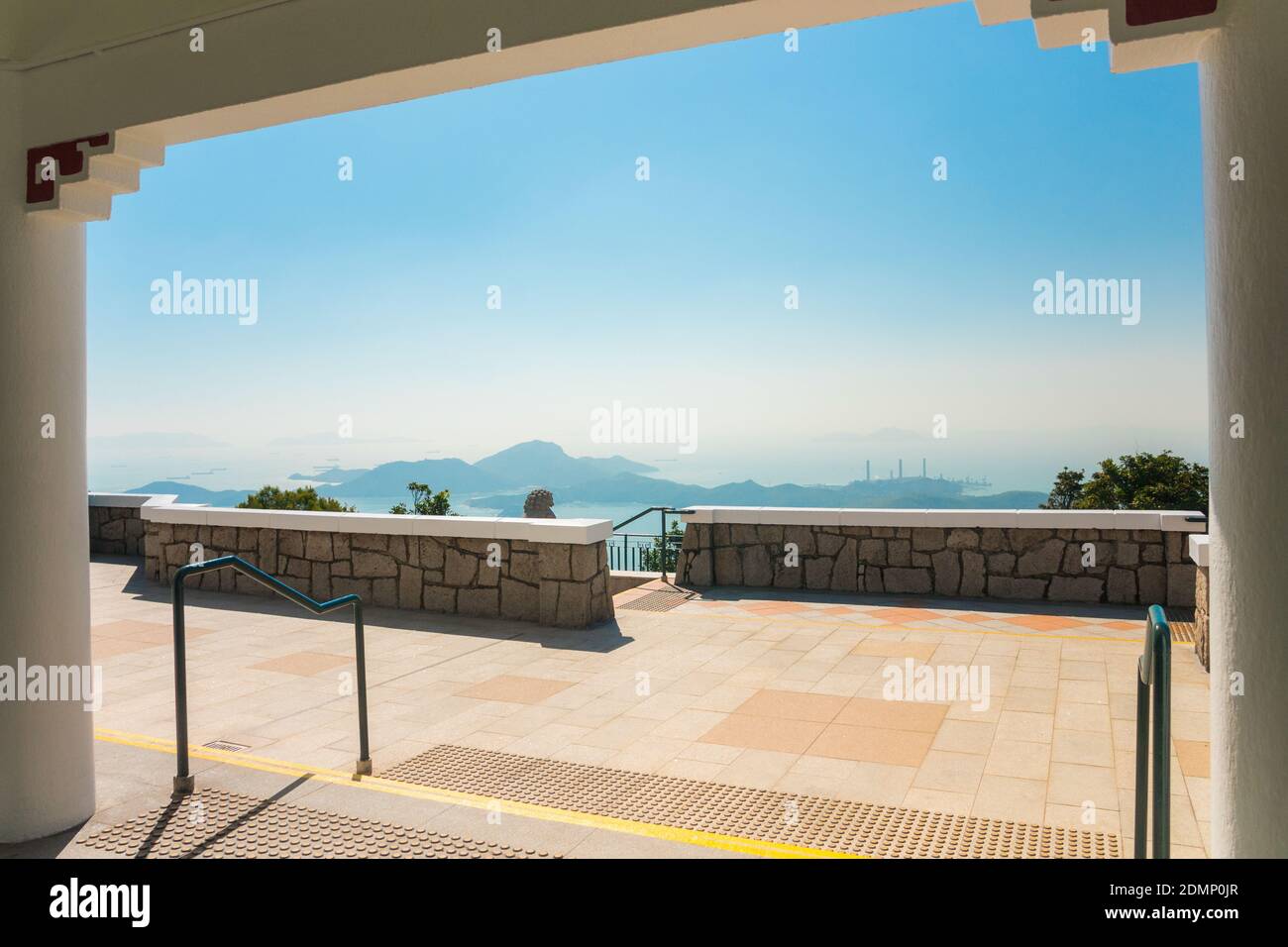 Horizon de Hong Kong. Vue depuis un pavillon construit sur le site de l'ancien Mountain Lodge (résidence secondaire du gouverneur de Hong Kong). Banque D'Images
