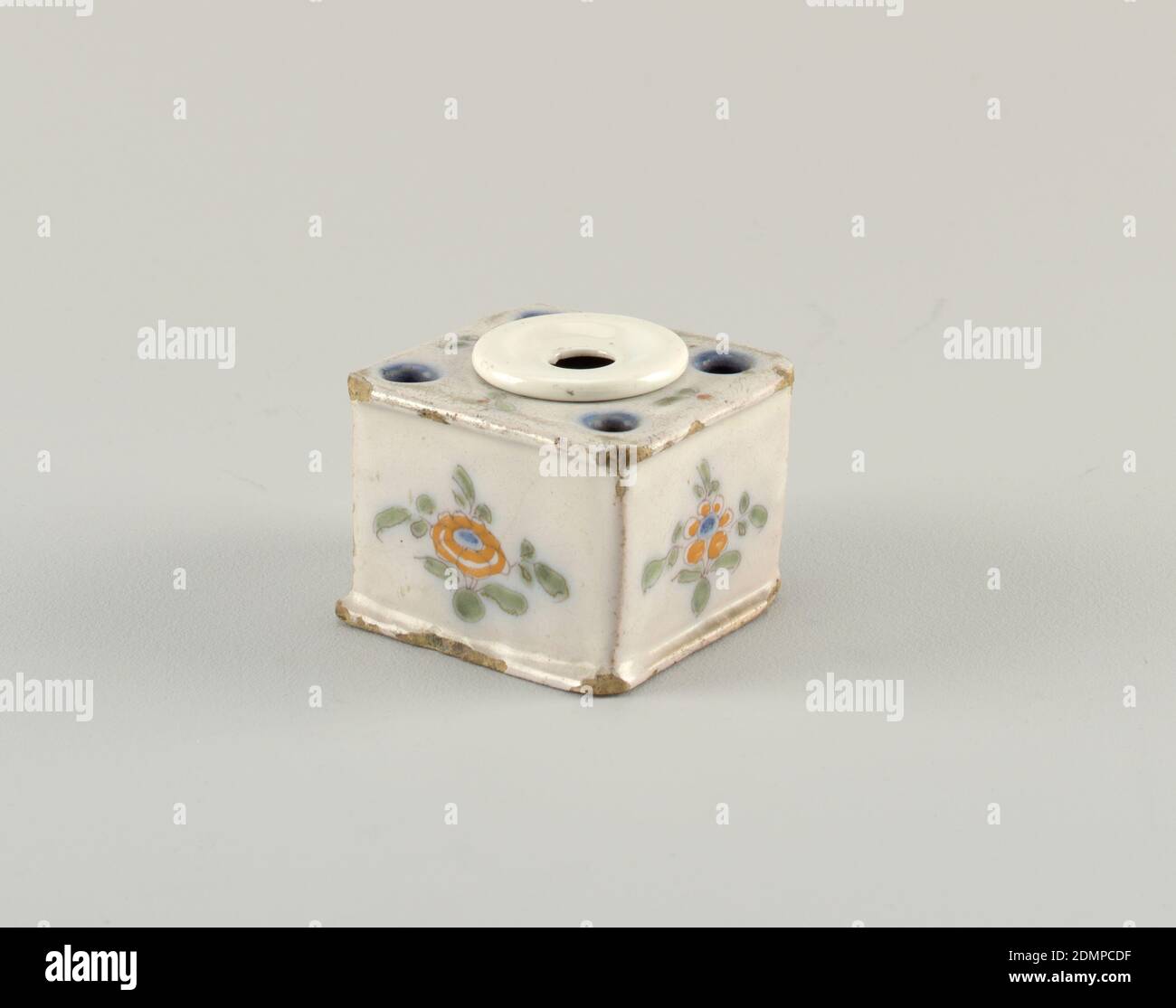Inkwell, faïence émaillée, puits d'encre avec décoration florale polychrome. Centre céramique moderne puits., France, 18ème siècle, céramique, Arts décoratifs, Inkwell Banque D'Images