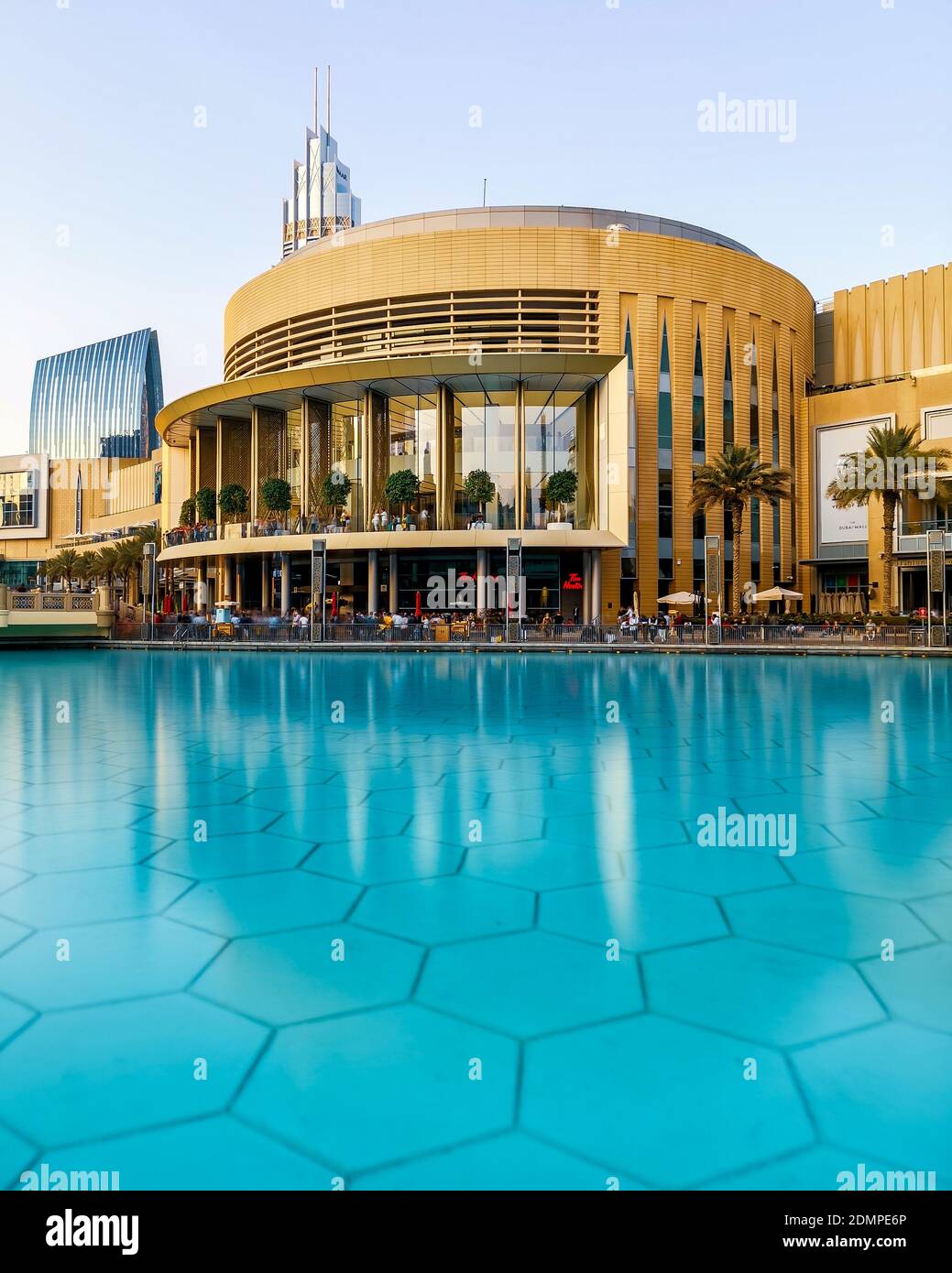 DUB, ÉMIRATS ARABES UNIS - 21 décembre 2018 : vue sur l'Apple Store à l'intérieur du centre commercial de Dubaï dans le centre-ville de Dubaï. Banque D'Images