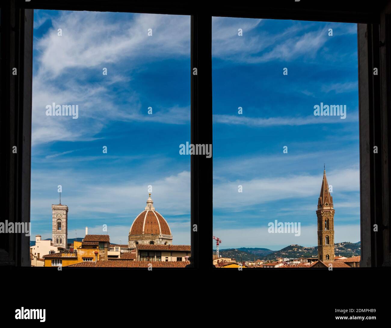 Magnifique vue panoramique sur le toit du Campanile de Giotto, du dôme de la cathédrale de Florence avec coupole et du clocher de l'église de Badia Fiorentina,... Banque D'Images