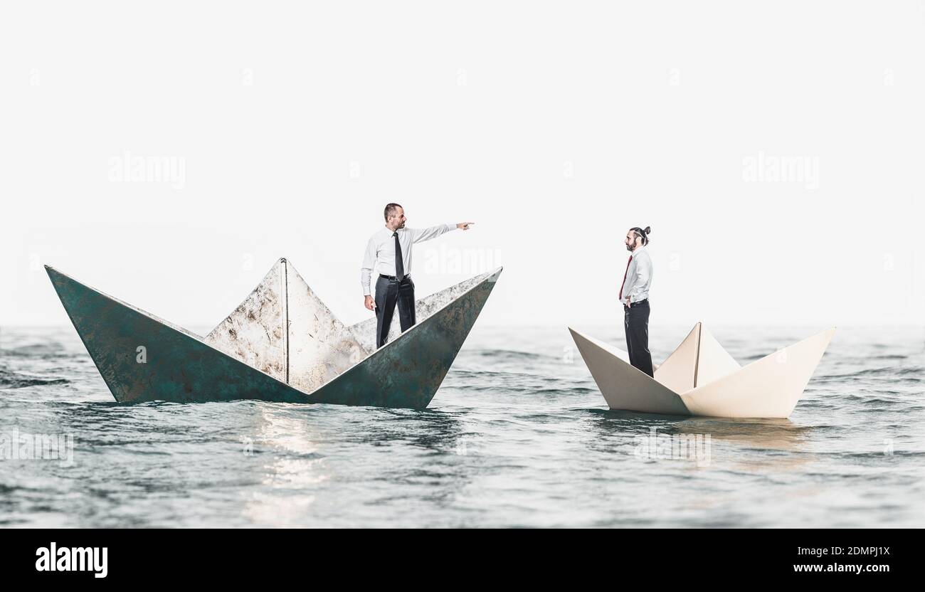 les hommes d'affaires sur les bateaux en métal et en papier. concept d'inégalité. Banque D'Images