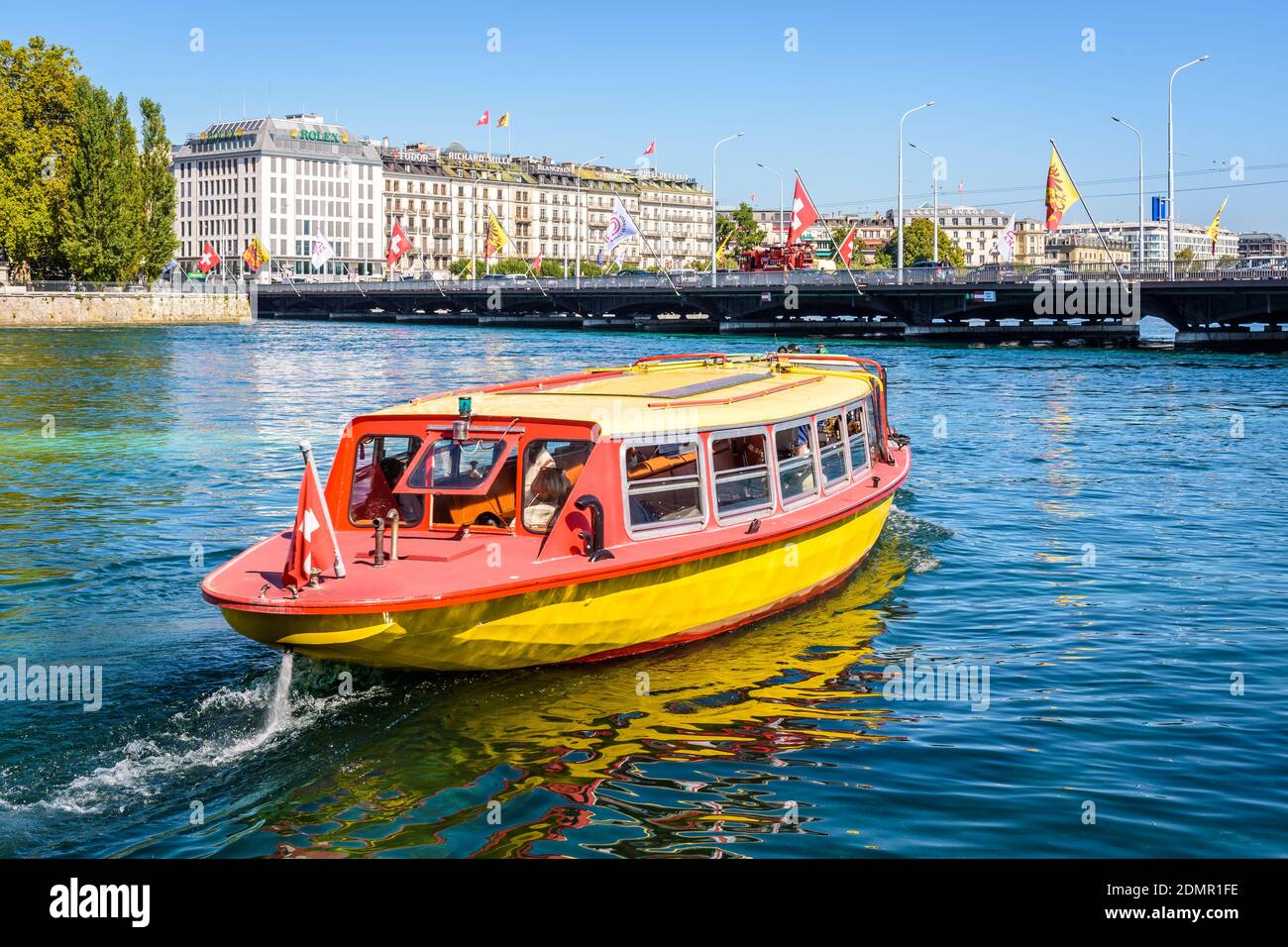Un bateau-bus Mouettes Genevoises quitte la jetée sur le lac Léman. Banque D'Images