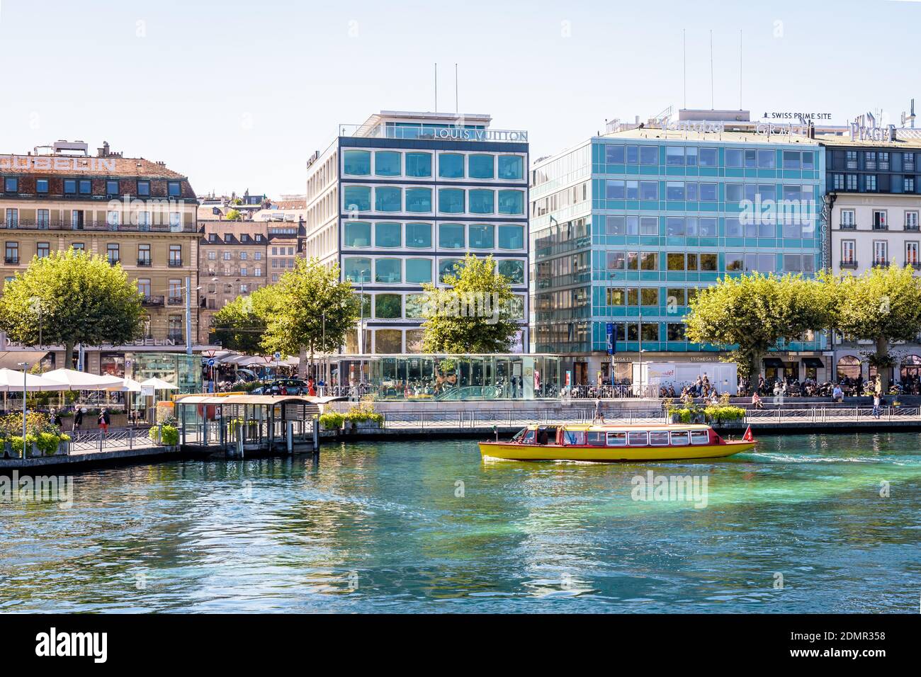 Un bateau-bus Mouettes Genevoises est sur le point d'accostage à l'embarcadère Molard de Genève. Banque D'Images