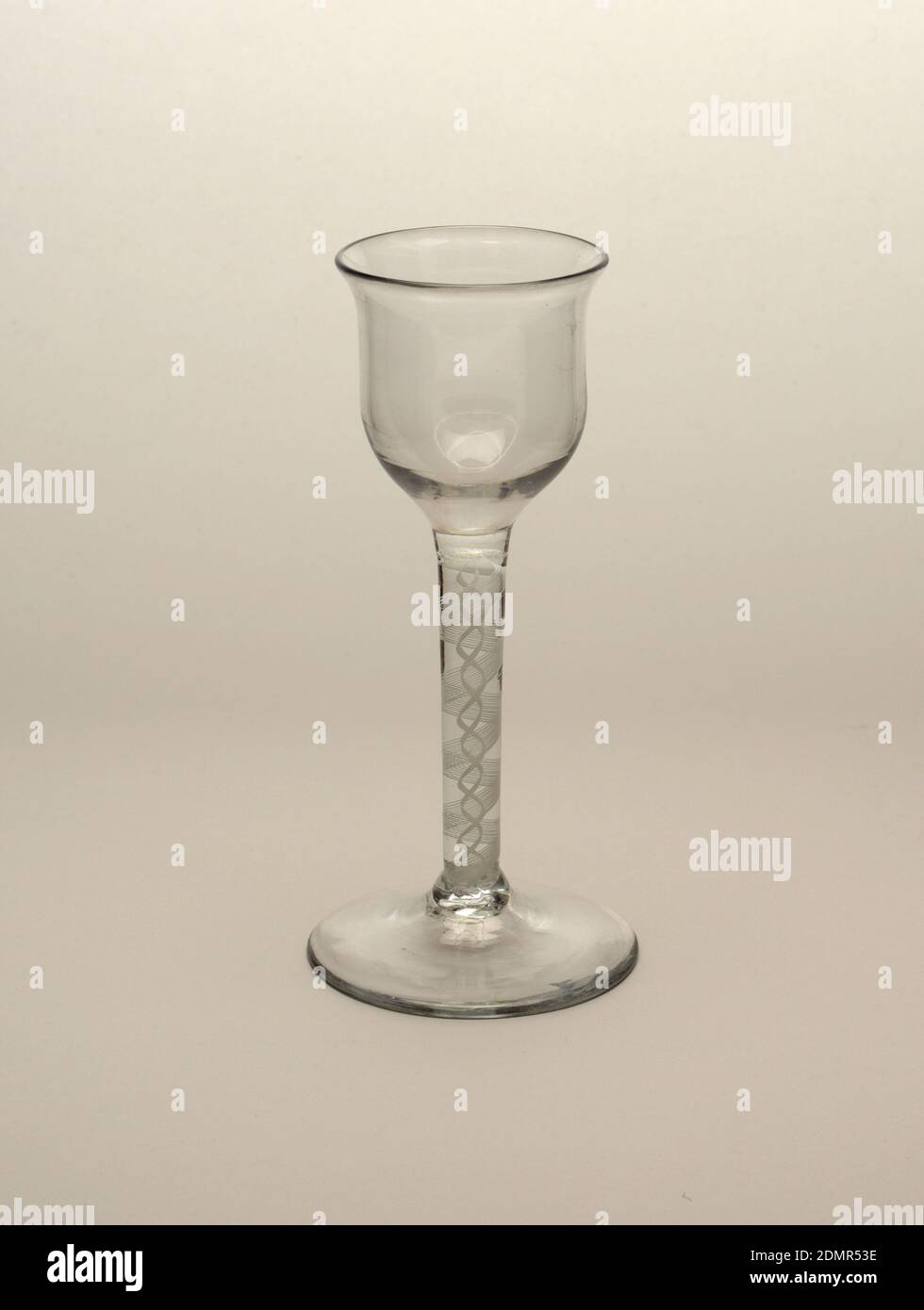Verre à vin, verre, entonnoir à col de cygne sur tige double, pied légèrement bombé., Angleterre, 1750–75, verrerie, Arts décoratifs, verre à vin Banque D'Images