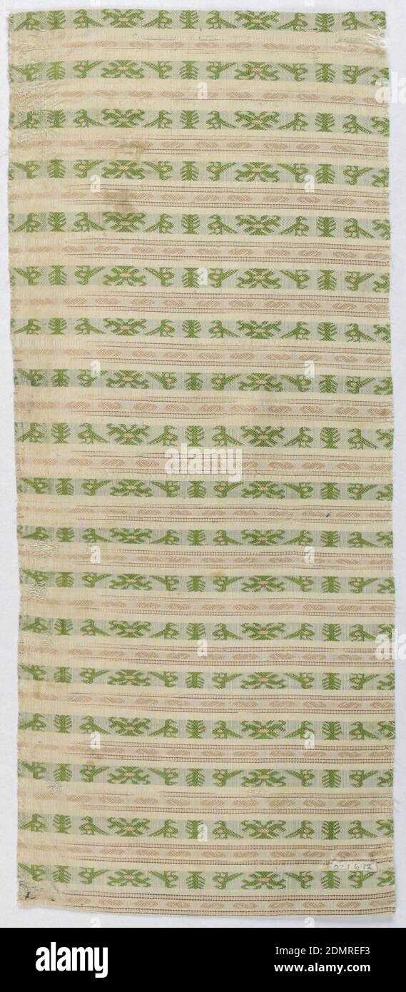 Fragment, Moyen: Soie technique: Tissage Uni avec des charpons supplémentaires, bandes de motif avec de petits oiseaux en vert, purle et corail sur blanc., XVIIe siècle, textiles tissés, fragment Banque D'Images