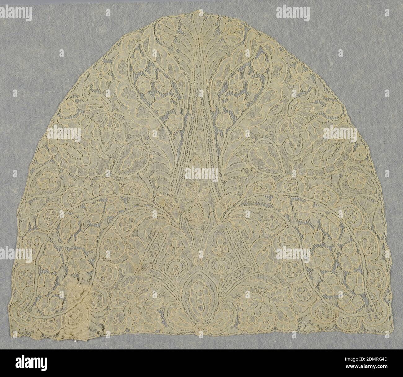 Cap couronne, Moyen: lin technique: Bobbin dentelle, style de Bruxelles, Cap couronne a travaillé avec un motif centralisé avec des feuilles ramifiées suggérant une fleur de lis., Belgique, 18ème siècle, dentelle, Cap couronne Banque D'Images