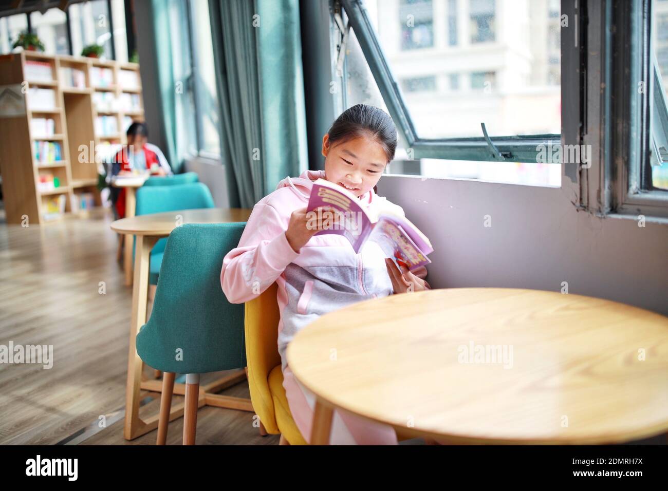 (201217) -- BEIJING, 17 décembre 2020 (Xinhua) -- UNE fille lit un livre à la librairie d'un site de déménagement dans le comté de Zheng'an de la ville de Zunyi, dans le sud-ouest de la Chine, province de Guizhou, 18 octobre 2020. L'année 2020 est un moment où la Chine est en train de mettre fin au plan pour la période 2016-2020 et de préparer son prochain plan directeur. En 2020, la Chine a intensifié ses efforts pour consolider les liens faibles concernant les moyens de subsistance des populations. Un grand nombre de mesures ont été mises en place pour répondre aux préoccupations des gens en matière d'emploi, d'éducation, de services médicaux de base, de soins aux personnes âgées, de logement, de services publics, etc. (Xinhua/Liu Xu) Banque D'Images