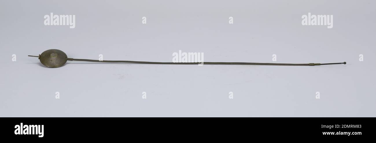 Boîtier d'horloge, John Scott, bois sculpté, base rectangulaire reposant sur la moulure et les pieds légers. À l'avant, en moulant en forme de Shaoe de rectangle avec des coins concaves. Boîtier fin avec porte cintrées. Horloge maison projetant, avec des coins coupés et cannelés, des fenêtres en verre voûté sur le côté, et porte voûtée. Ci-dessus, la scrollwork de découpe sous le dessus concave voûté, et trois finis d'urne et de flamme de laiton. Face en laiton partiellement gravée, éoctée avec des rouleaux appliqués. Quatre cadrans à bague en émail blanc et plaque d'identification, Londres, Angleterre, 1770–75, appareils de mesure et horlogerie, arts décoratifs, boîtier d'horloge Banque D'Images