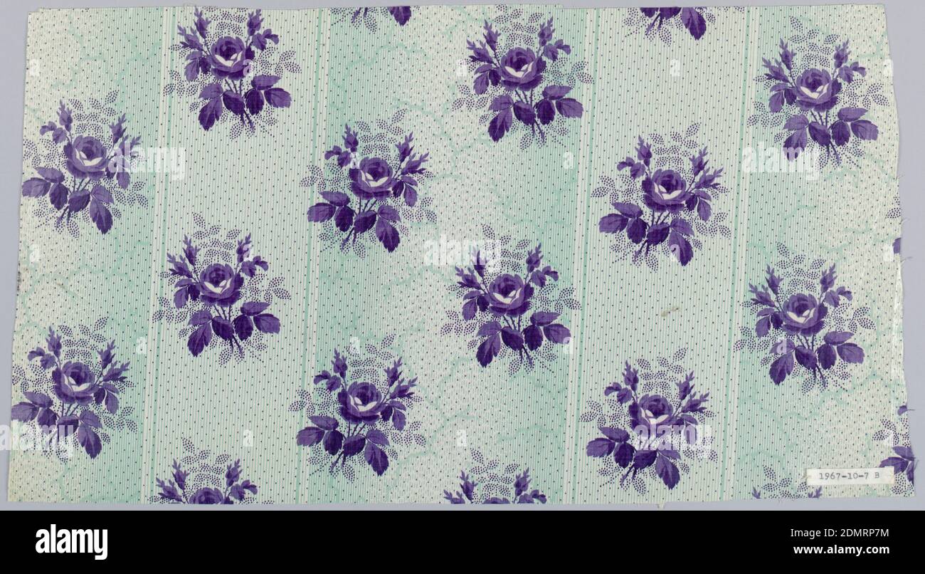 Textile, Schwartz-Huguenin, Moyen: Coton technique: Imprimé par rouleau gravé sur toile lisse; émaillé, trois échantillons avec le même terrain et les mêmes dessins ou modèles similaires dans différentes couleurs. A) rayures meulées en bandes vertes regroupées en différentes bandes de largeur, ombrées, et avec un motif de vigne très fin dans une bande plus large. Motif de fleurs en violet imprimé sur le sol. B) même terrain avec des grappes de fleurs plus petites. C) Tan moulu, petits amas de fleurs en violet. Émaillée. Effets de sol probablement 'molette.', 1851–63, textiles imprimés, teints et peints, textile Banque D'Images