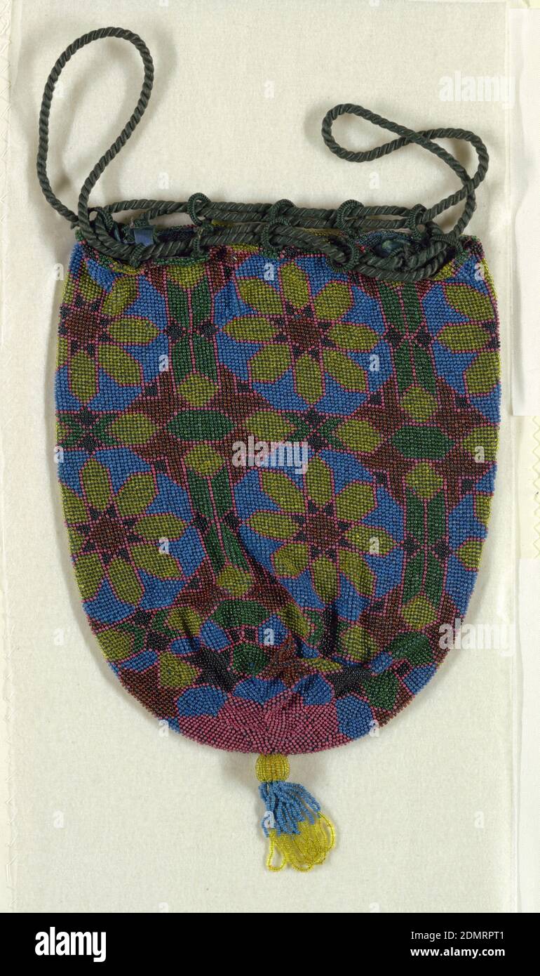 Porte-monnaie, moyen: Soie, perles de verre technique: Tricoté en point de stockinette croisé avec perles, sac en forme de pochette dessiné ensemble au fond avec une pampille; fermeture par cordon en soie vert foncé. Design géométrique tout-en-un vert, rouge, olive, bleu vif et rose., Europe, 1860–1910, costume et accessoires, porte-monnaie Banque D'Images