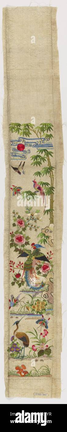 Manchettes, moyennes : soie technique : brodées, la gaze de soie blanche tissée avec un motif floral est brodée avec un motif de fleurs, de bambous, de papillons, d'oiseaux à queue longue et de hérons en soies multicolores., Chine, 19e siècle, broderie et couture, manchettes Banque D'Images