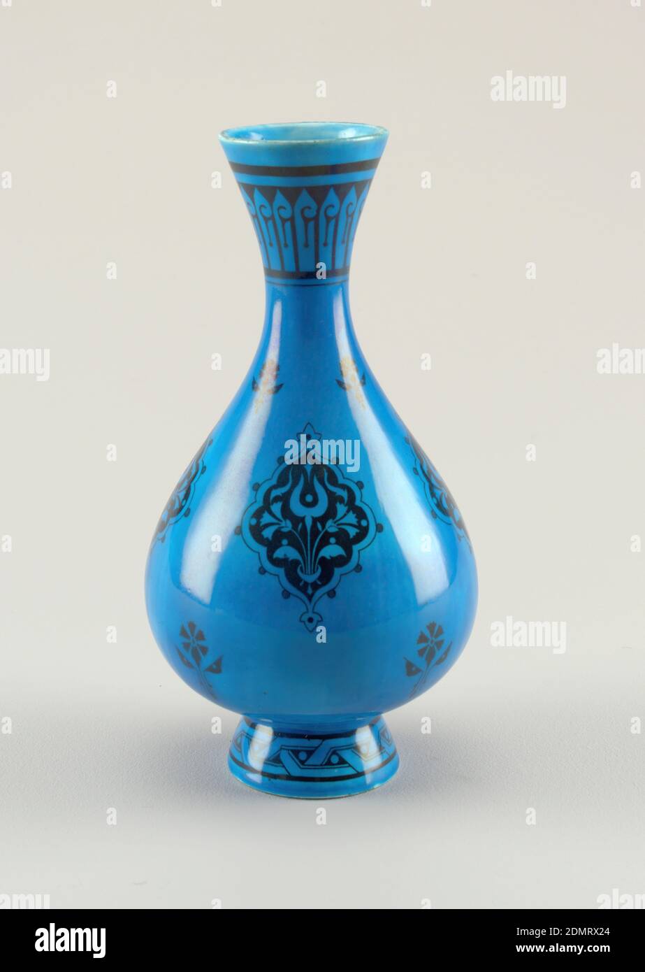 Vase en forme de bouteille, Minton Ceramics Manufactory, anglais, établi en  1796, porcelaine à pâte dure, émail vitreux, bouche circulaire tapissant  dans un col mince évasant au corps ovale sur un pied