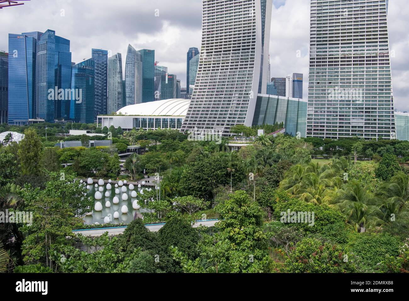 Singapour : jardins au bord de la baie (parc). En arrière-plan, le Marina Bay Sands (hôtel et centre commercial) Banque D'Images