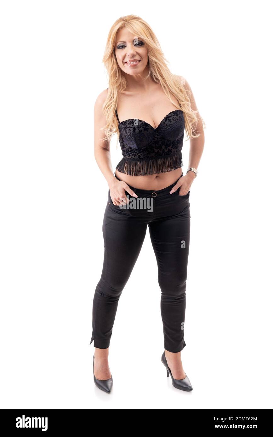 Femme blonde élégante, d'âge moyen, tendance, souriante sur fond blanc. Isolé. Banque D'Images