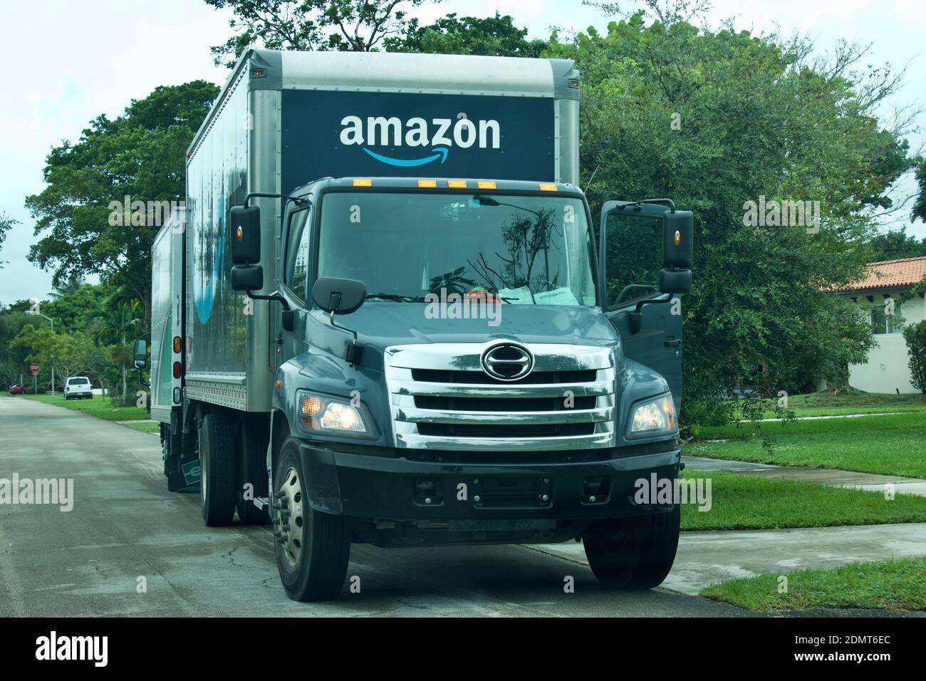 11/7/2020 Miami Florida U.S.A. le véhicule de livraison Amazon Prime s'arrête dans un quartier résidentiel, transfère les paquets entre les camions Banque D'Images