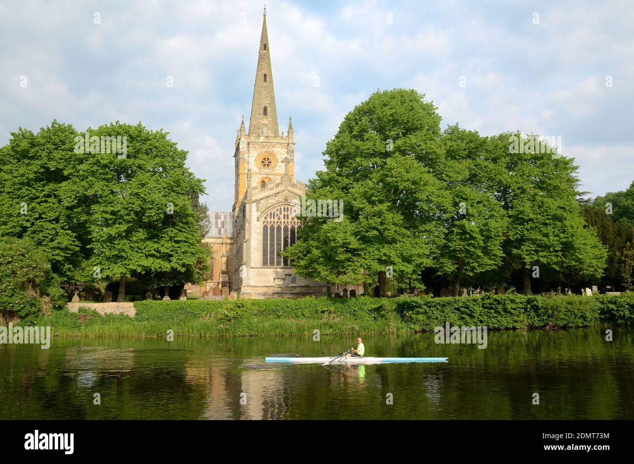 Rameur sur la rivière Avon en avirant devant l'église huriale de Shakespeare, l'église Memorial ou l'église Sainte-Trinité Stratford-upon-Avon Warwickshire Angleterre Banque D'Images