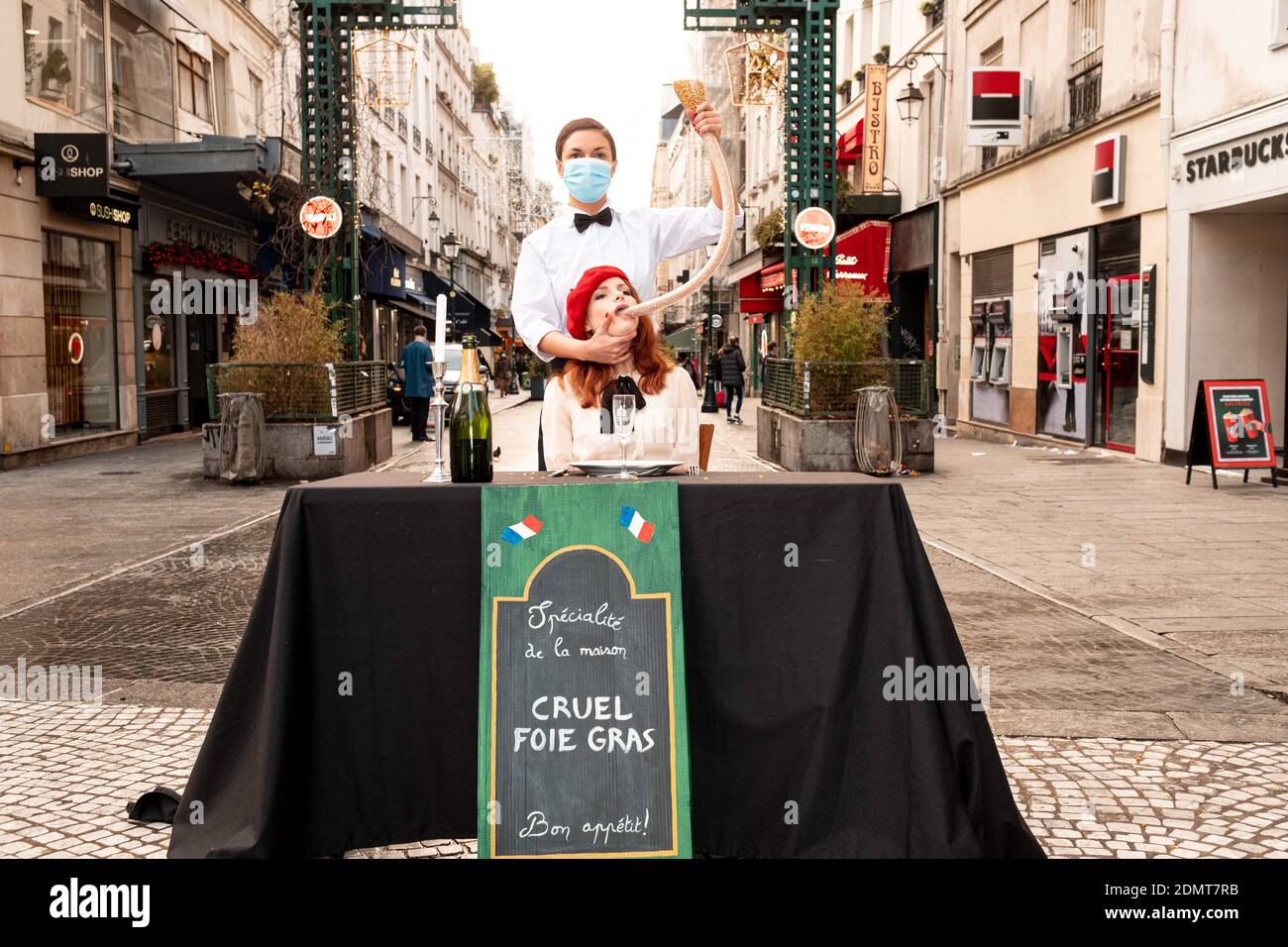 Une femme est nourrie par la force dans une rue commerçante de Paris, France, le 17 décembre 2020, pour protester contre la production de foie gras lors d'une action de l'organisation PETA (peuple pour le traitement éthique des animaux) Qui croit que la production de foie gras est une torture pour les canards et les oies et appelle les consommateurs à ne pas le servir à la Saint-Sylvestre. Photo par Florent Bardos / ABACAPRESS.COM Banque D'Images