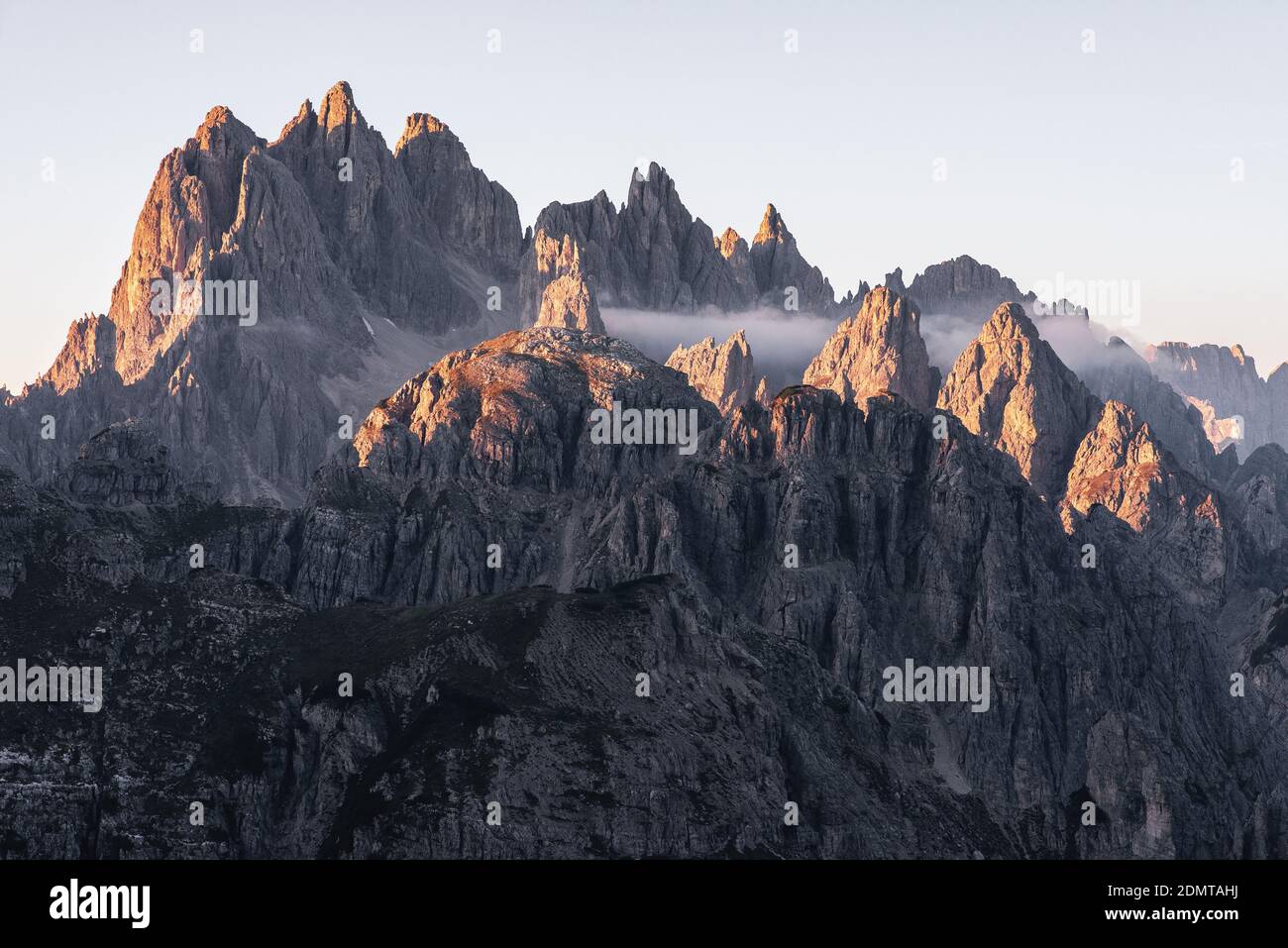 Des sommets de montagne illuminés à l'aube Banque D'Images