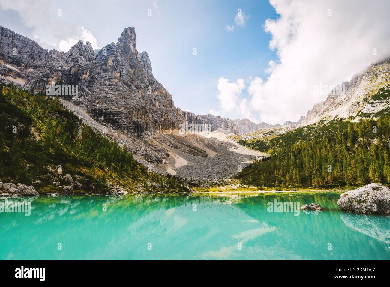 Beau lac de montagne dans les Dolomites montagnes. Lac de Sorapis Banque D'Images