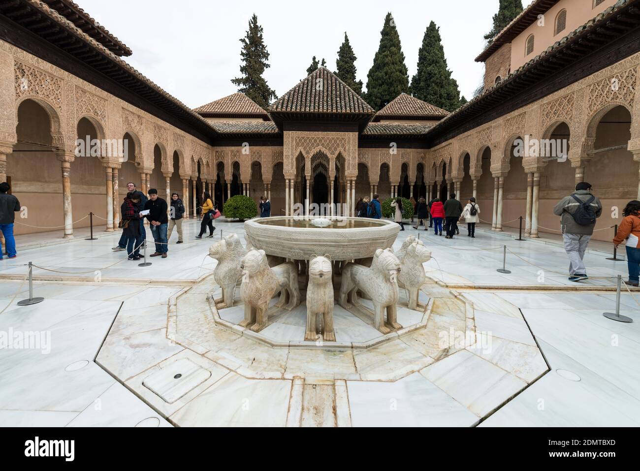 Grenade, Espagne. 28 février 2014. Un groupe de touristes lors de la visite du 'patio de los Leones' (cour des Lions) de l'Alhambra à Grana Banque D'Images