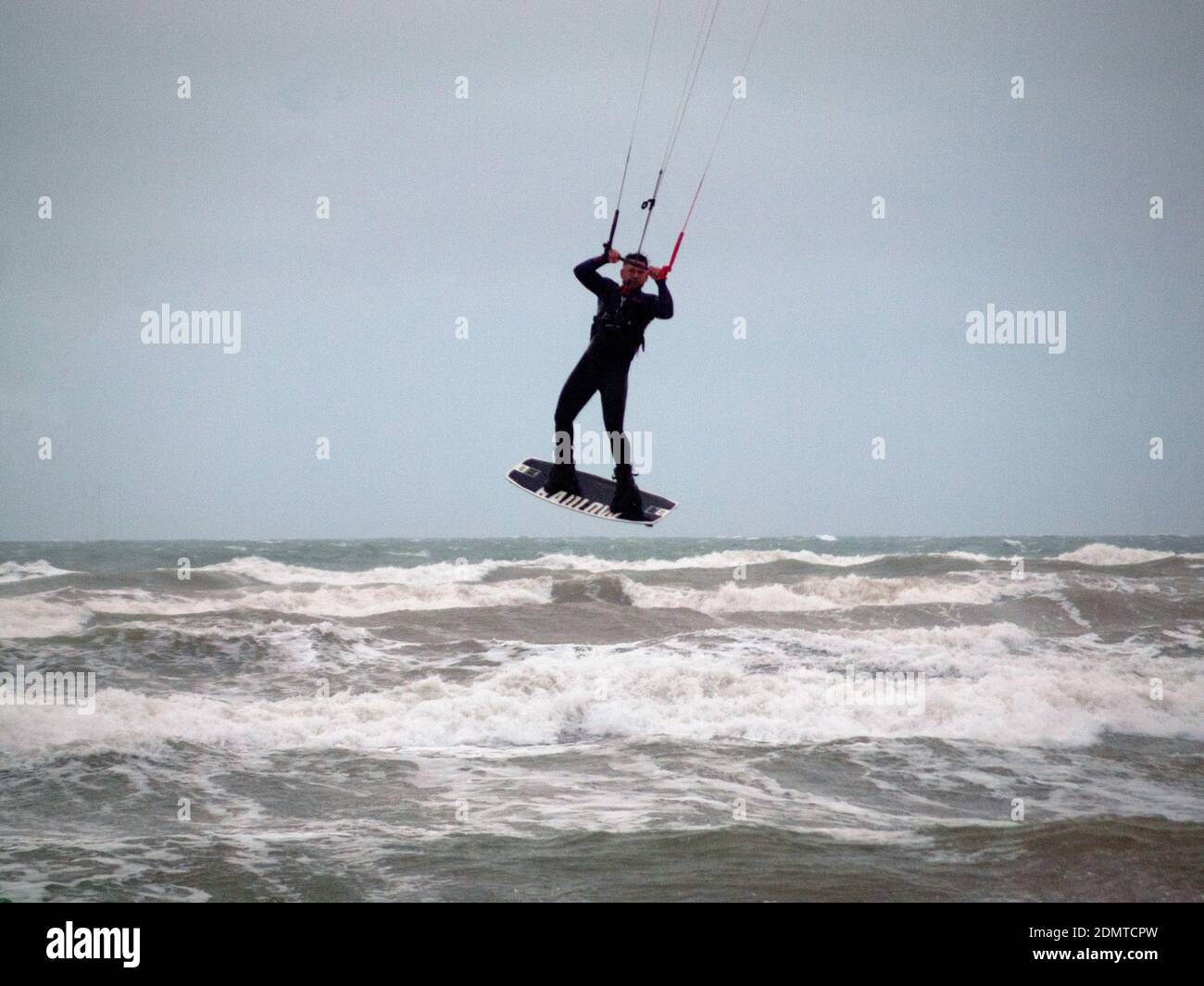 Un kitesurf dehors lors d'une journée humide d'hiver près de Brighton Banque D'Images