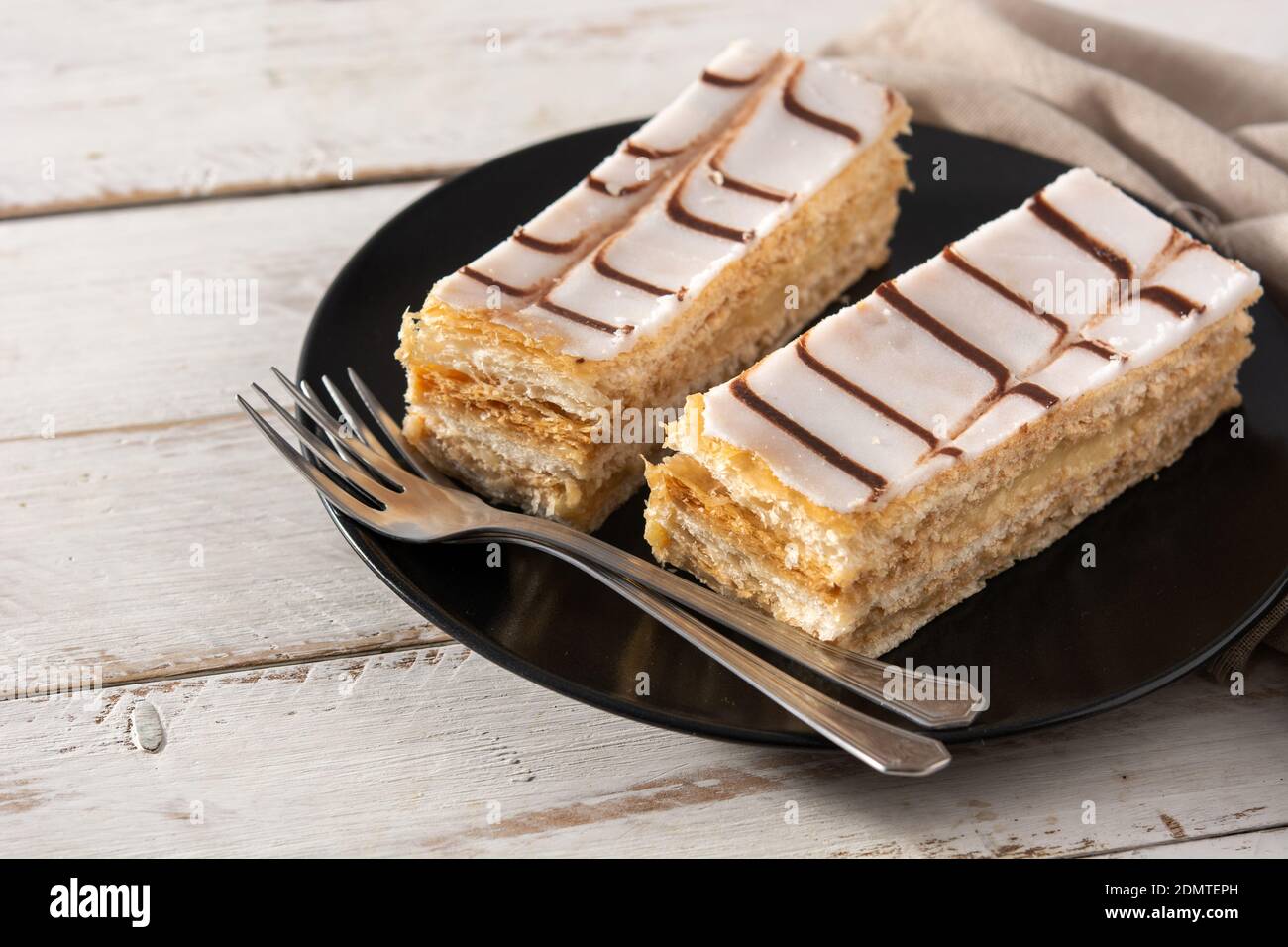 Millefoglie ou mille-feuille français sur table en bois Banque D'Images