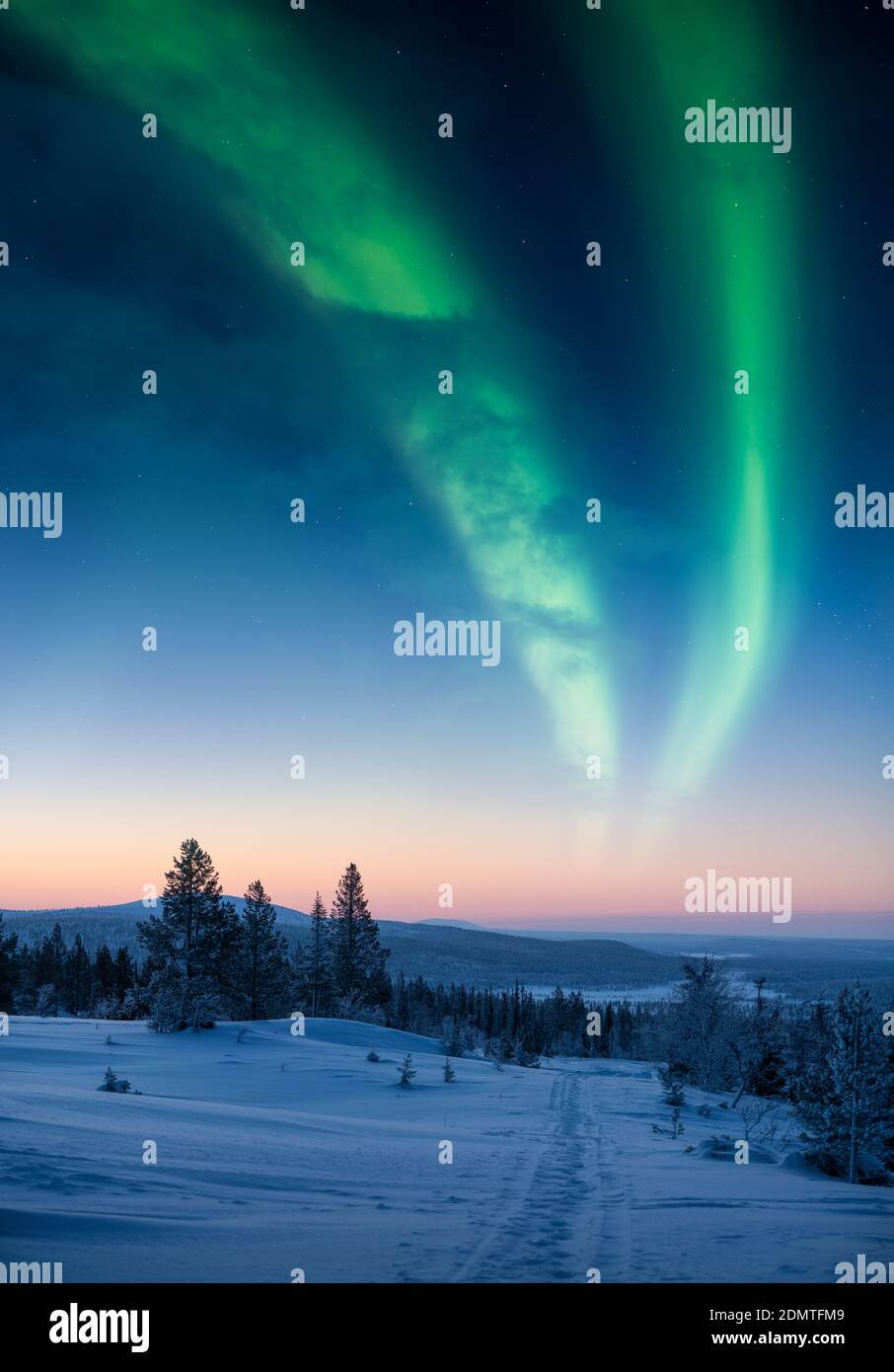 Paysage épique dans la montagne de Pallastunturi avec aurora sur le ciel Banque D'Images