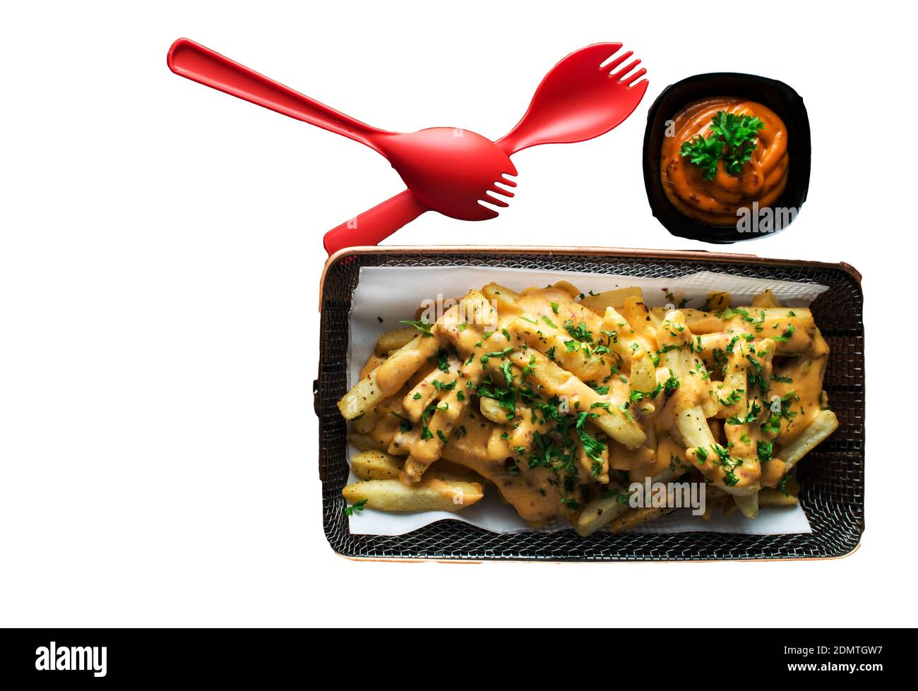 Pommes de terre au miel et Chili collantes, sauce épicée, graines de sésame et oignons verts, sur une assiette sur la table. Vue horizontale du dessus, Chil Banque D'Images