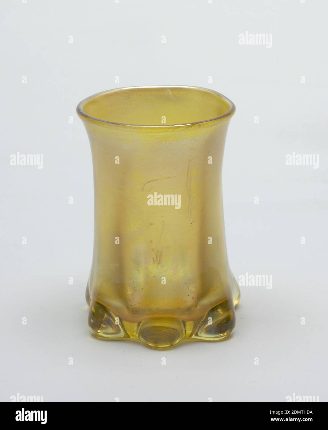 Vase, verre Favrile, vase cylindrique doré avec six pieds à bout, Etats-Unis, ca. 1900, glasswares, Arts décoratifs, vase Banque D'Images