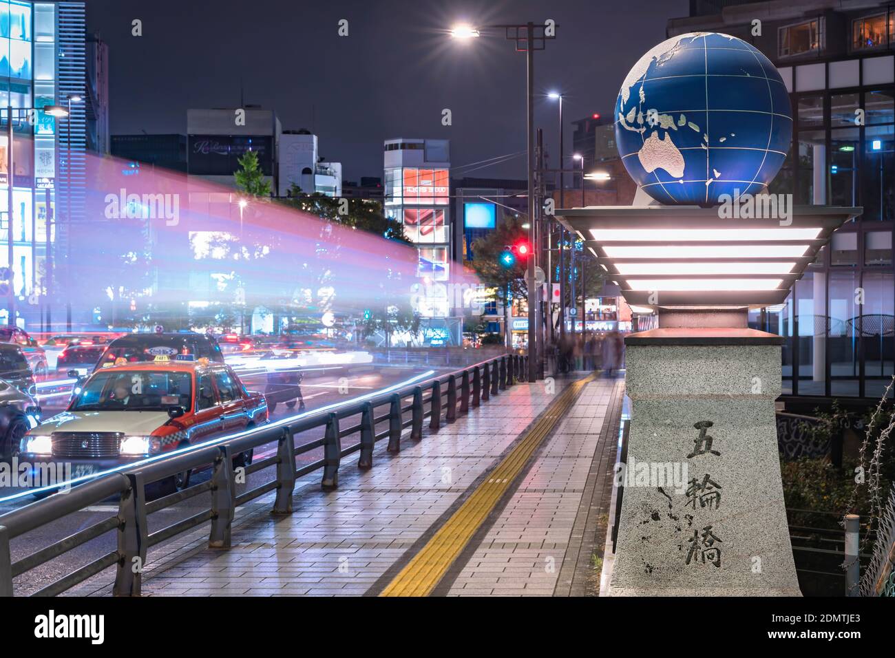 tokyo, japon - novembre 02 2019 : voitures phares éclairant le pont olympique nommé Gorinbashi créé pour les Jeux Olympiques d'été 1964 dans le quartier de Harajuku Banque D'Images
