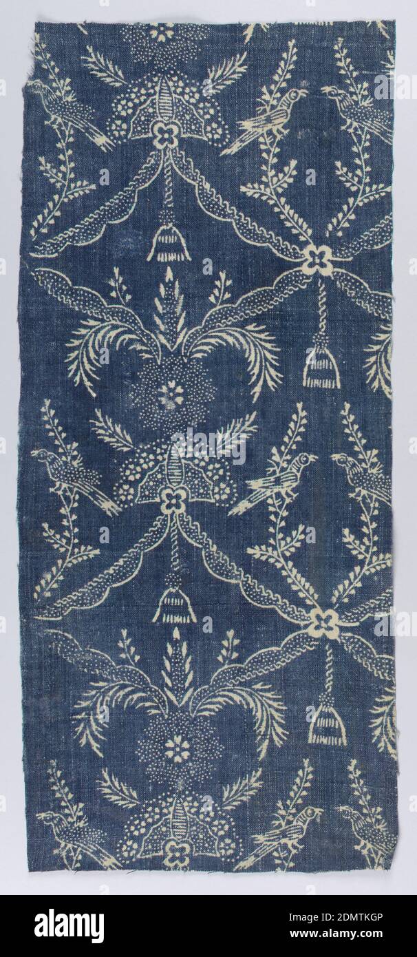 Textile, Moyen : chaîne de lin, trame de coton technique : bloc imprimé avec un milieu résistant sur une fondation à tissage simple ; immersion teint en bleu, motif blanc sur fond bleu. Motif symétrique vertical de flèches rassemblées avec des fleurs et une pampille pour former une grille contenant deux branches, chacune avec un oiseau., France, XVIIIe siècle, textile imprimé, teint et peint Banque D'Images