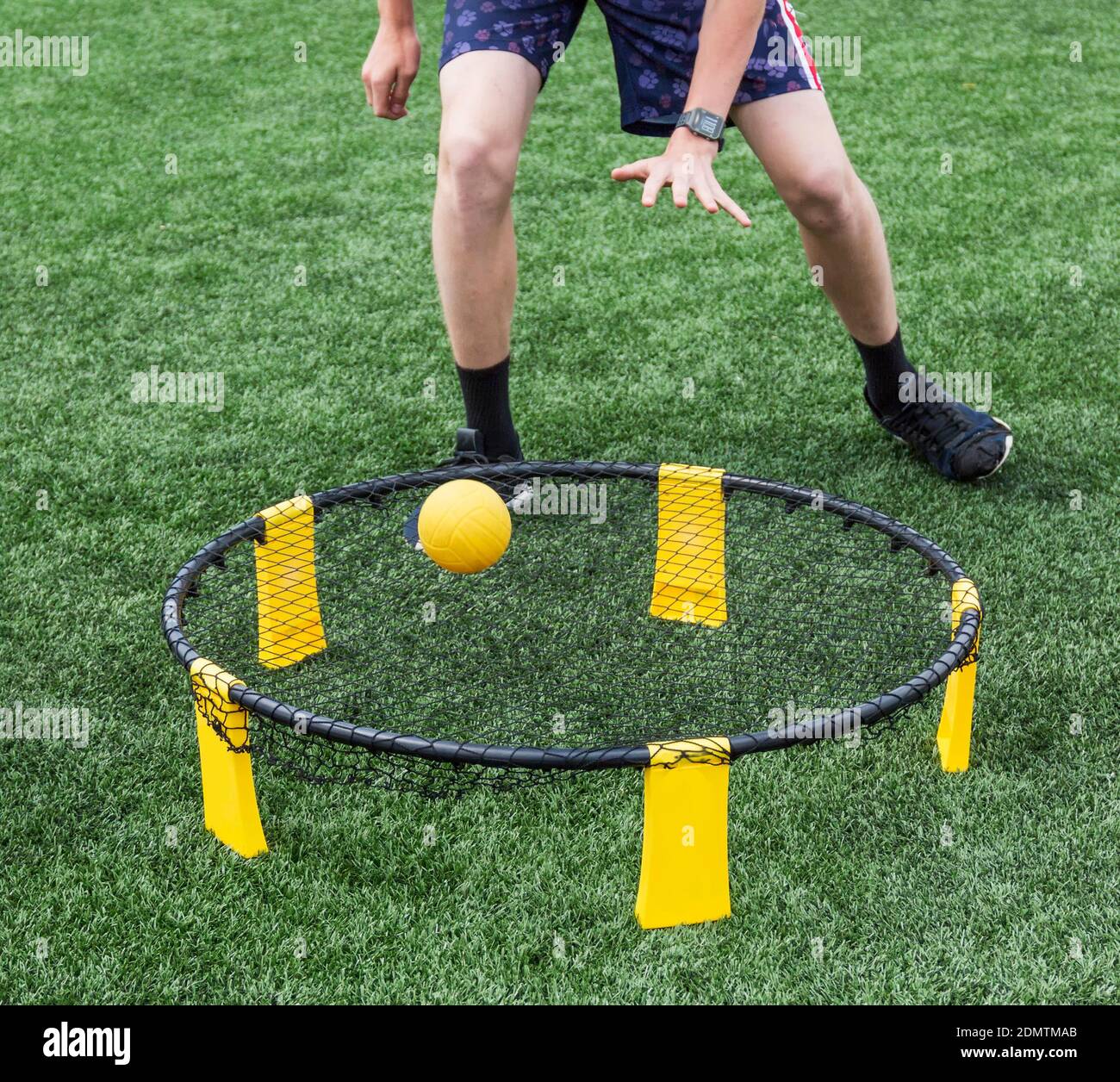 Coupe basse de l'homme jouant avec le ballon sur trampoline Photo Stock -  Alamy