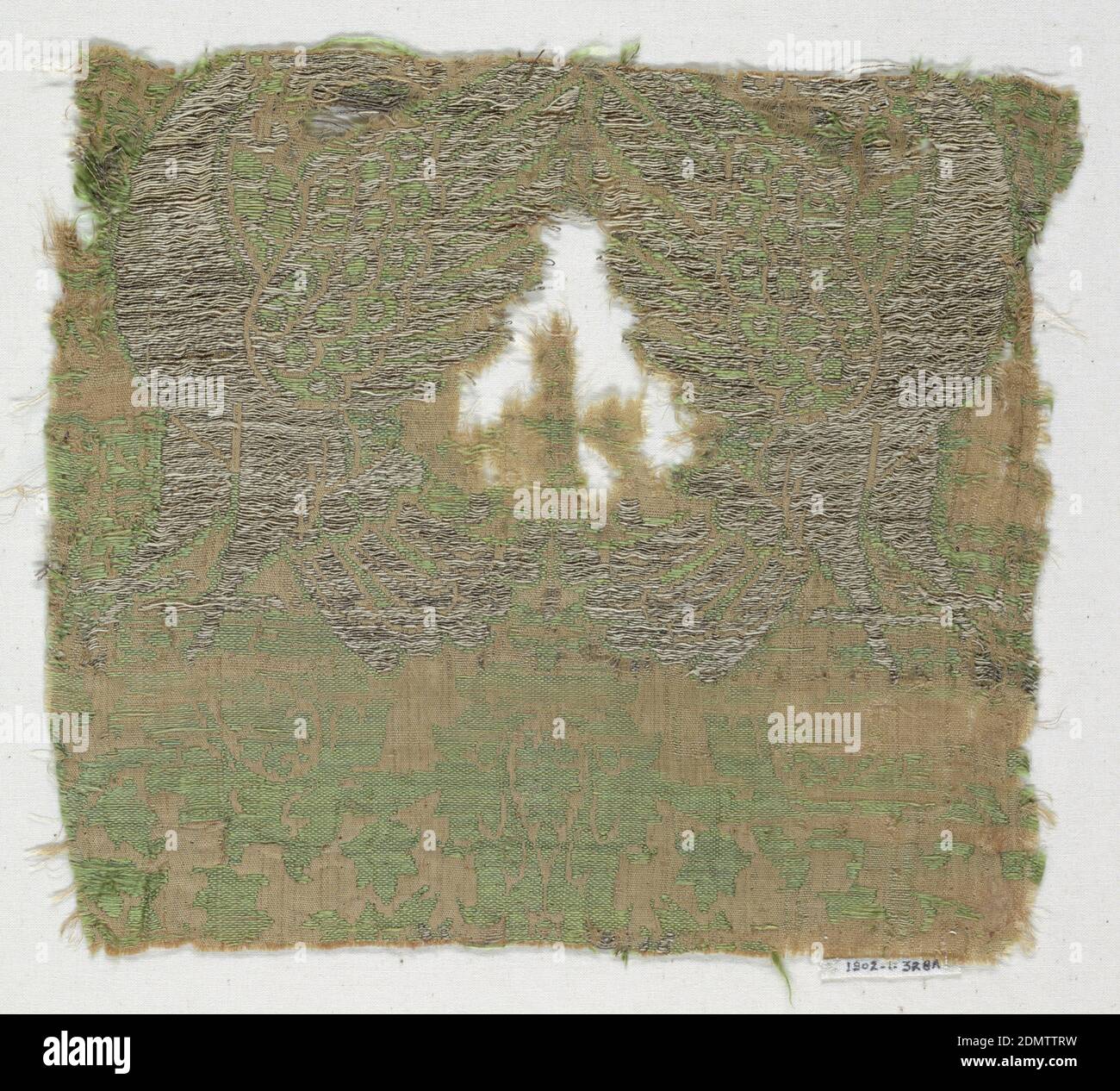 Fragment, Moyen: Soie, technique métallique: Deux structures intégrées; tissage Uni plus tissage Uni, UNE bande d'oiseaux affrontés et addirés, bande de grenades et bande de petits animaux en rose et or., Italie, 14ème siècle, textiles tissés, fragment Banque D'Images