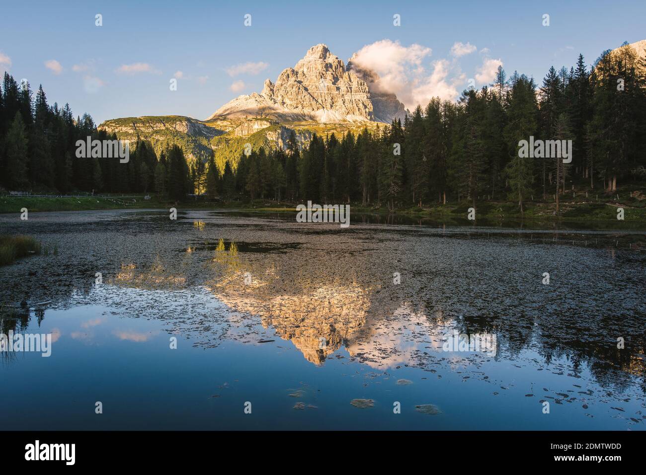 Trois pics de lavaredo se reflètent dans le lac antorno Banque D'Images
