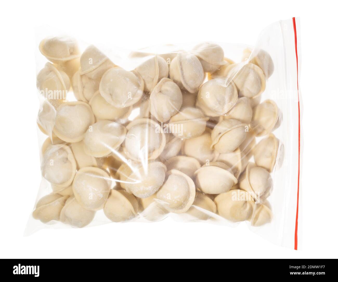 Pelmeni surgelé (boulettes russes remplies de viande hachée) dans un sac transparent isolé sur fond blanc Banque D'Images