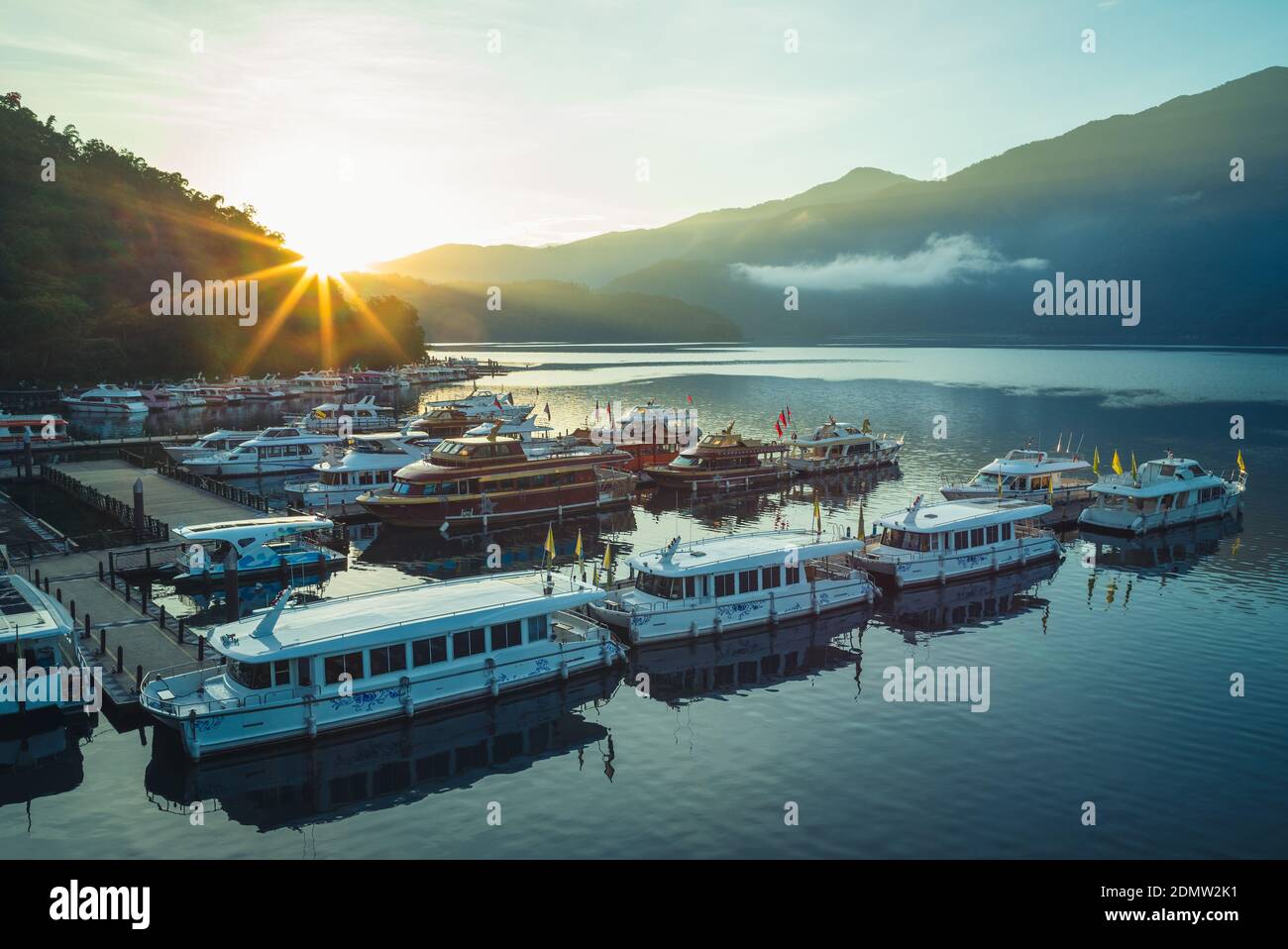 Lever du soleil à Sun Moon Lake à Nantou, Taiwan Banque D'Images