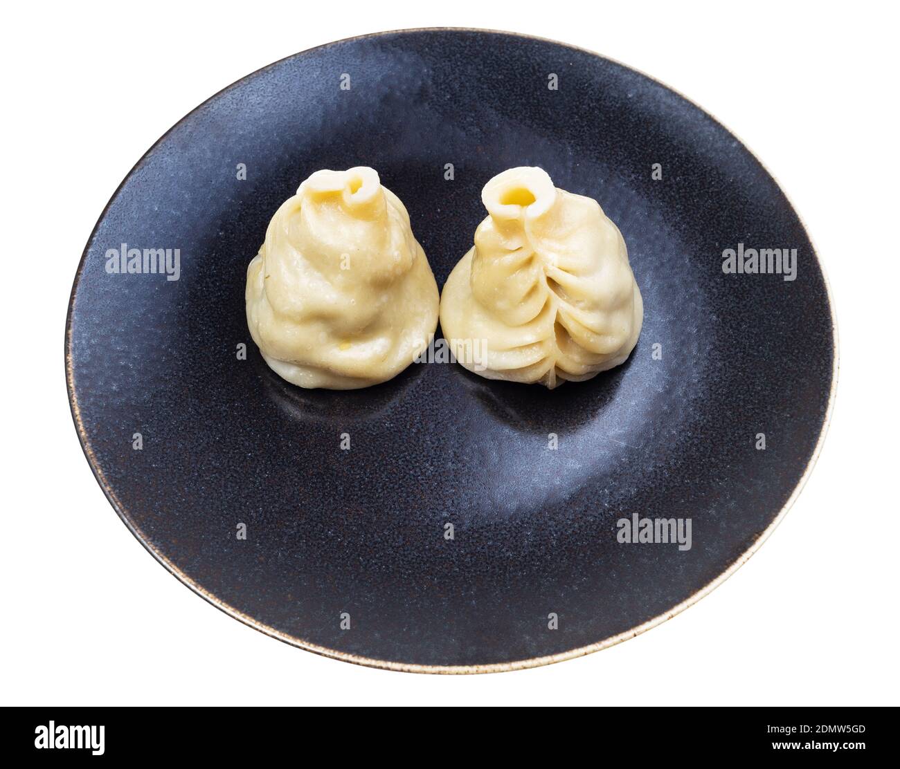 Deux Buuz à la vapeur (boulettes mongoles remplies de viande hachée) sur une plaque marron foncé isolée sur fond blanc Banque D'Images