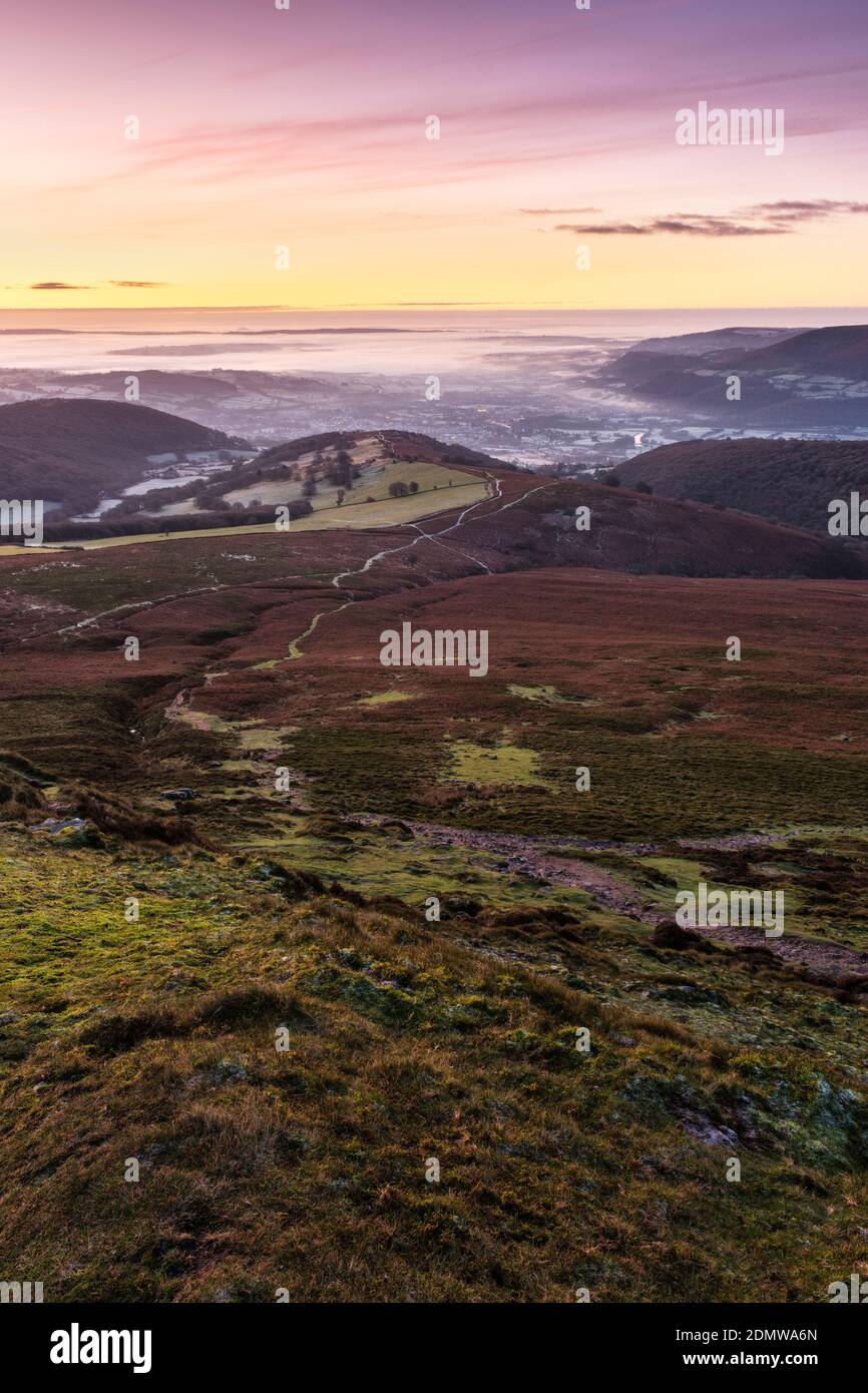 Sentier sur les pentes inférieures de la montagne du pain de sucre avec Abergavenny en arrière-plan. Banque D'Images