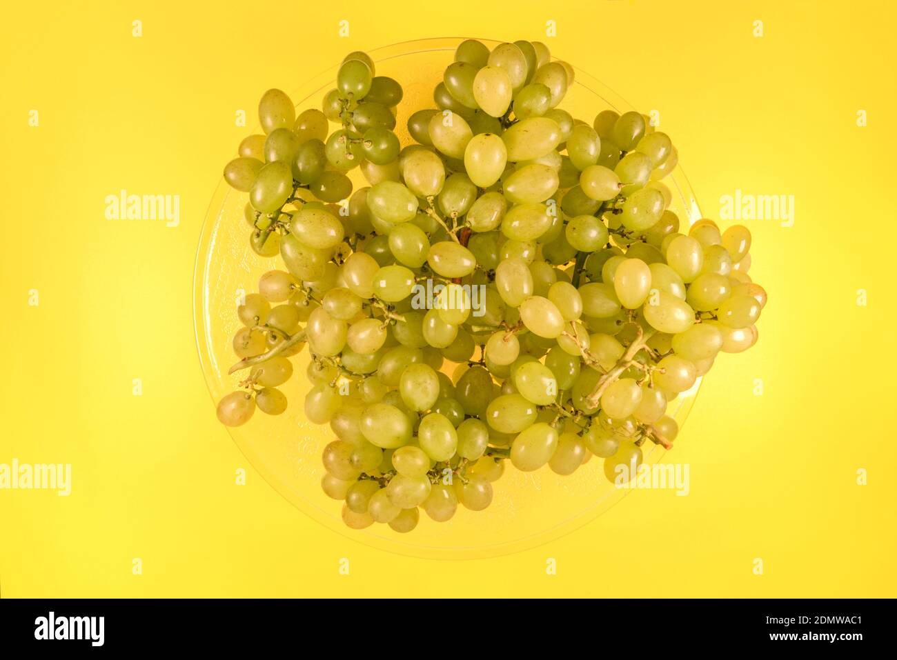 vue de dessus des raisins de table blancs sur fond jaune Banque D'Images