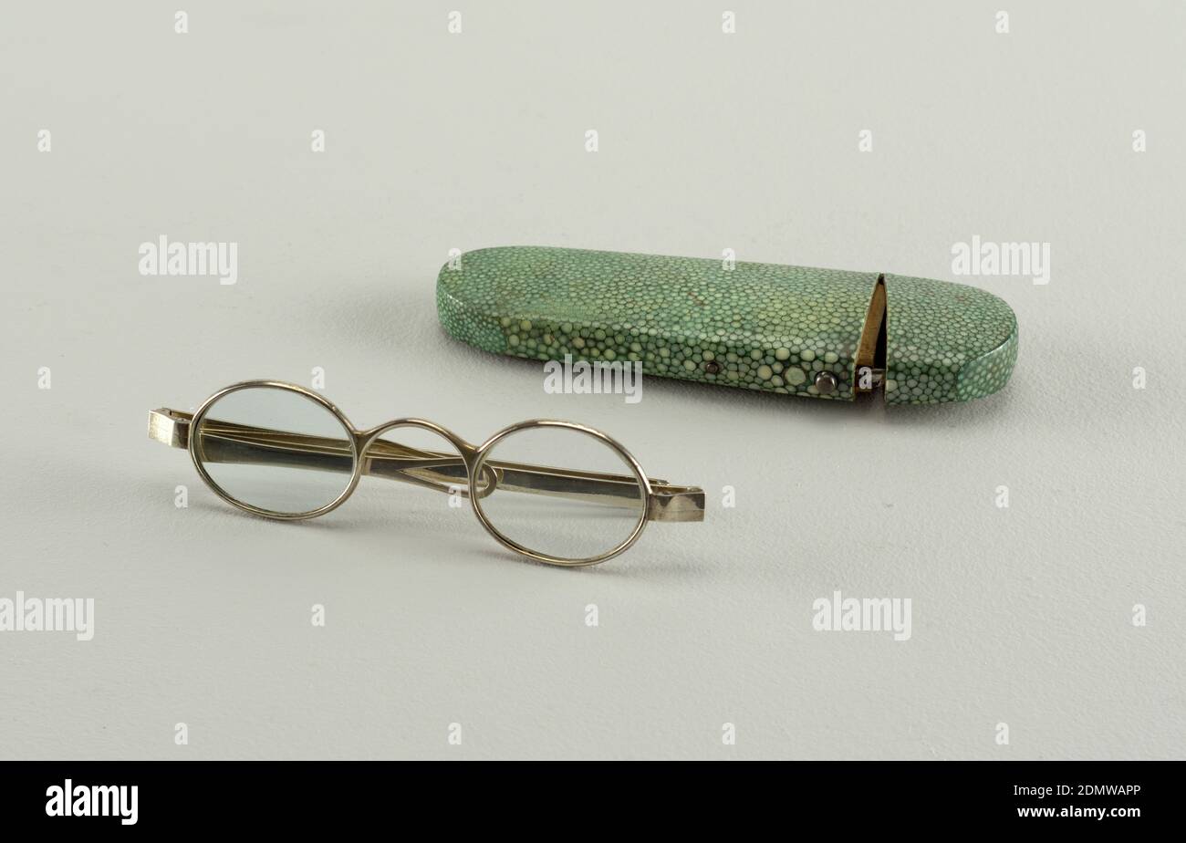 Étui et lunettes, feuille d'argent, métal plaqué argent, verre optique ( lunettes) ; ravin coloré sur noyau en bois (étui), taché vert oblong (a)  avec lunettes (b) avec bords ovales plaqués argent et