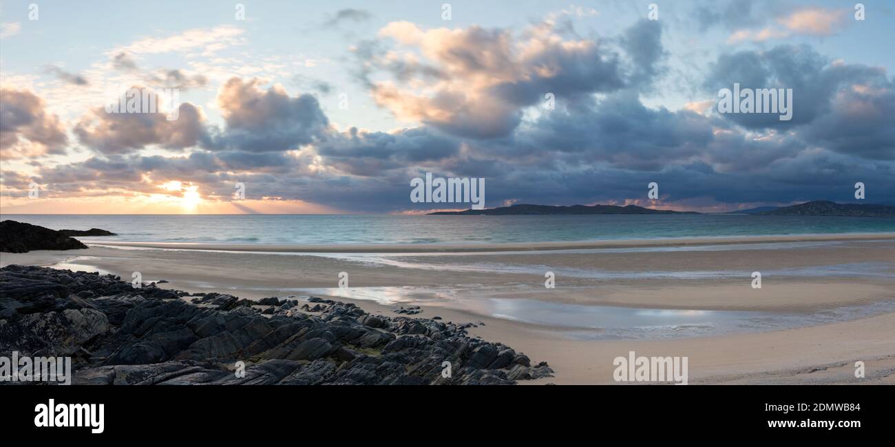 Coucher de soleil sur Borve Beach avec Taransay à l'horizon, île de Harris, Écosse Banque D'Images