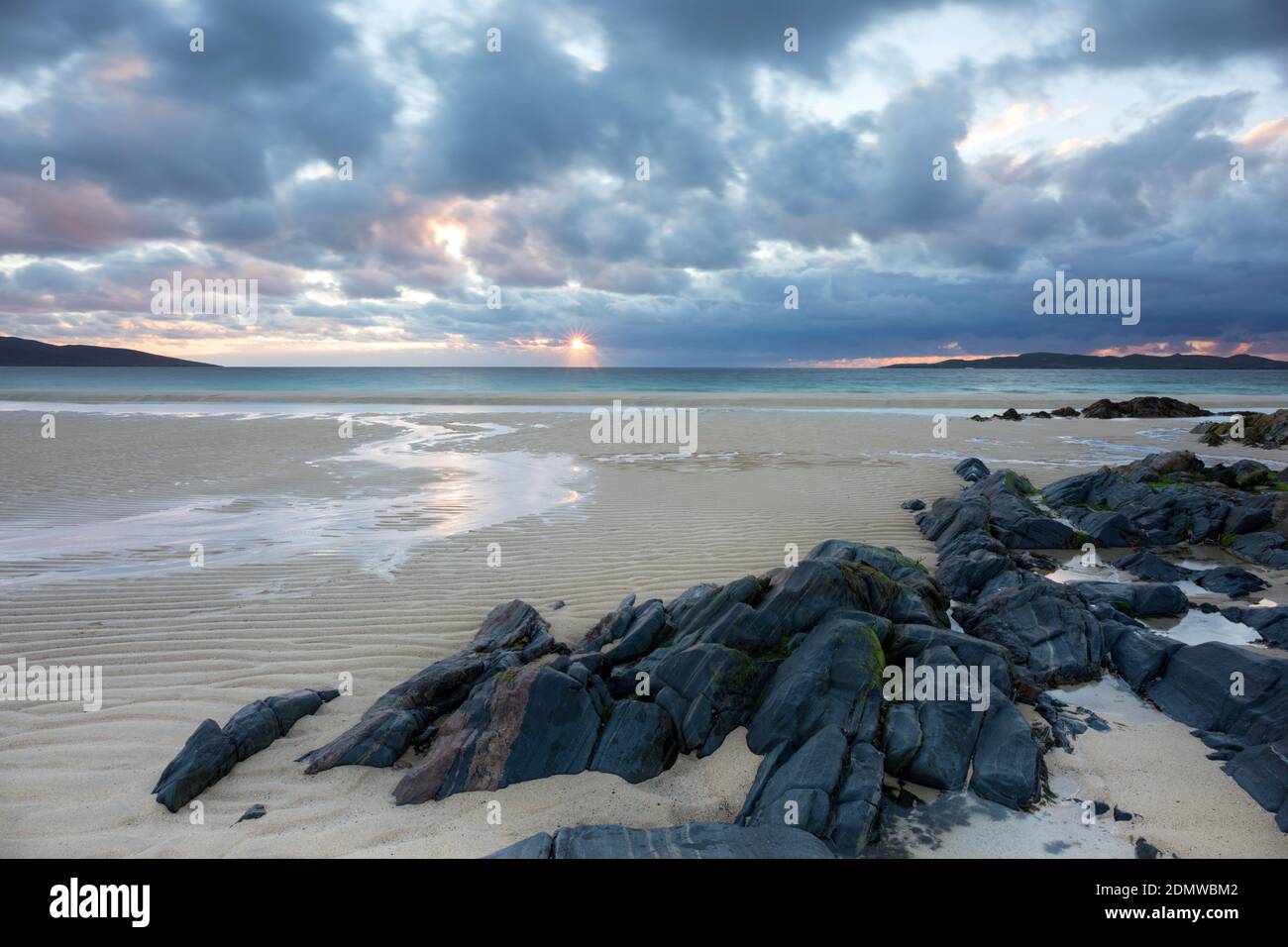 Coucher de soleil sur Borve Beach avec Taransay à l'horizon, île de Harris, Écosse Banque D'Images