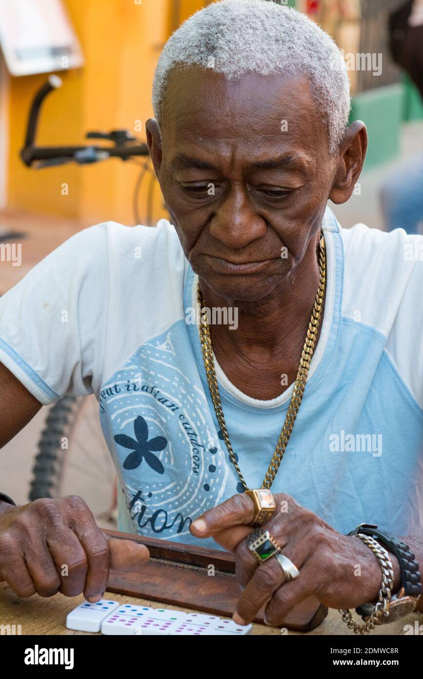 Homme cubain jouant des dominos, Trinidad Cuba Banque D'Images