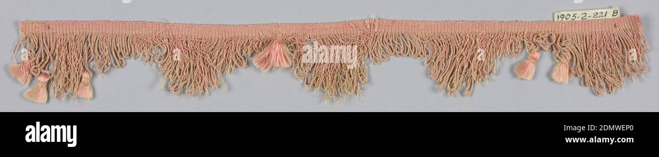 Frange, Moyen: Soie technique: Tissage Uni, frange rose avec un cap et une jupe en boucle avec des bords pointus ornés de touffes de soie., France, fin du XVIIIe siècle, finitions, Fringe Banque D'Images