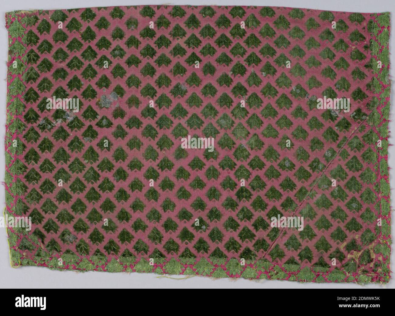 Fragments, Moyen: Soie technique: Gauchissement supplémentaire formant une pile surélevée en fondation satinée, velours de soie bicolore avec motif de feuilles détachées en velours vert coupé sur un fond rouge W: 0.23.5 (9 1/4) L: 0.35.5 (14) ex vives Coll., Italie ou France, XVIIe siècle, textiles tissés, fragments Banque D'Images