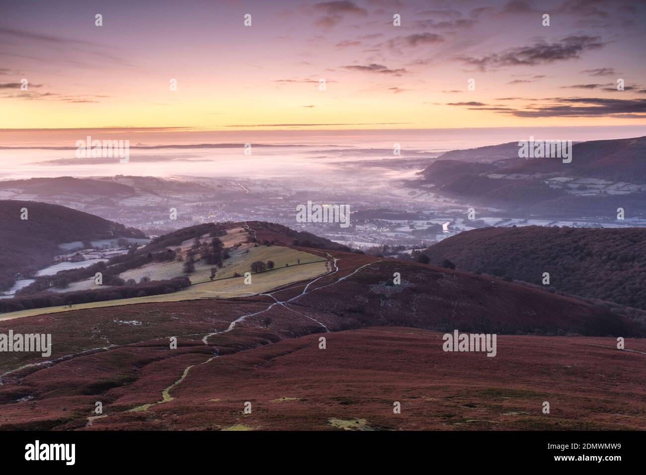 Sentier sur les pentes inférieures de la montagne du pain de sucre avec Abergavenny en arrière-plan. Banque D'Images